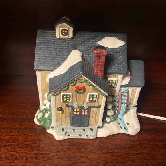 Winter Valley Village Lighted House - Picture 3 of 8